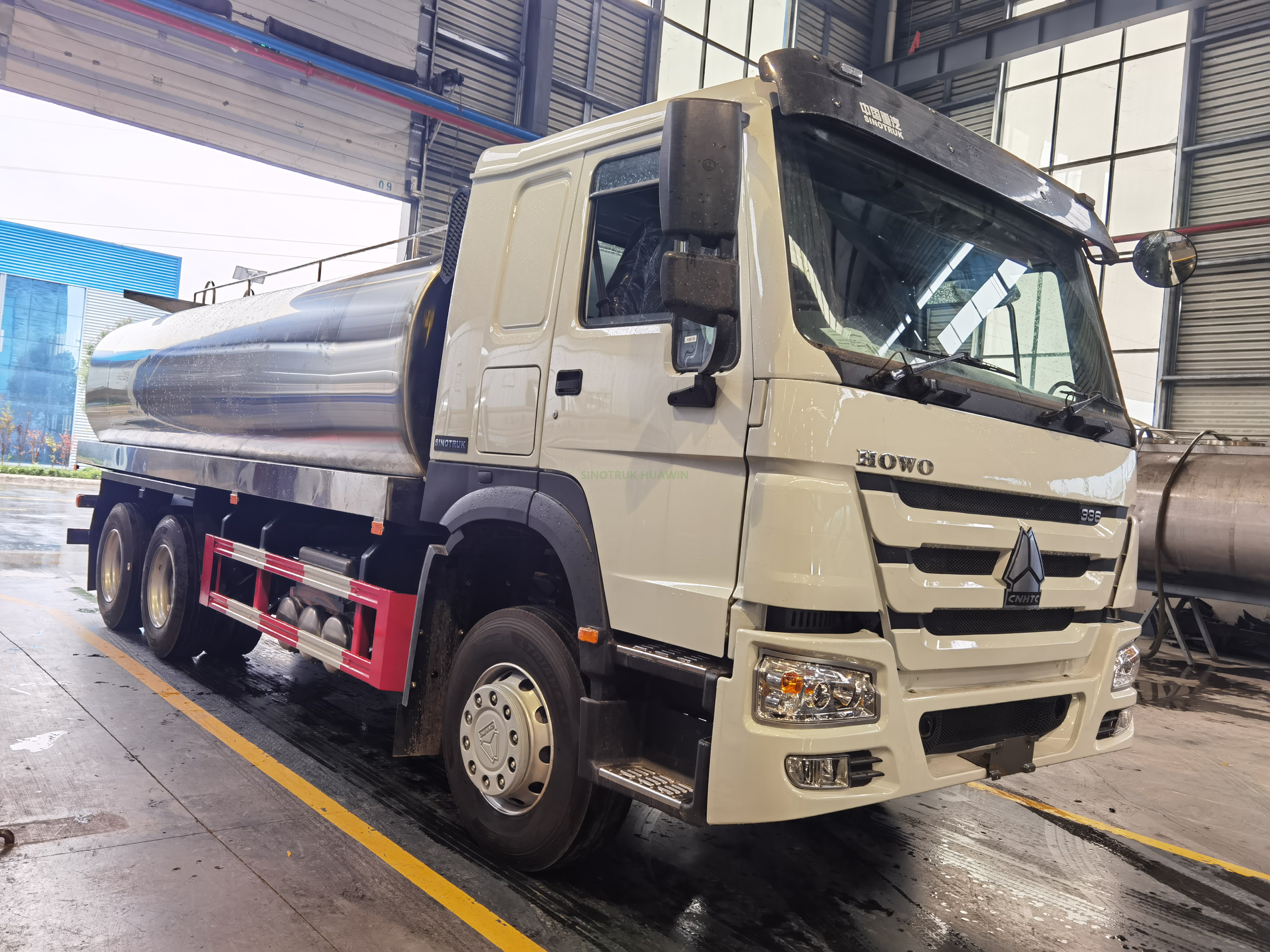 SINOTRUK HOWO 6X4 Milk Storage and Transport Truck