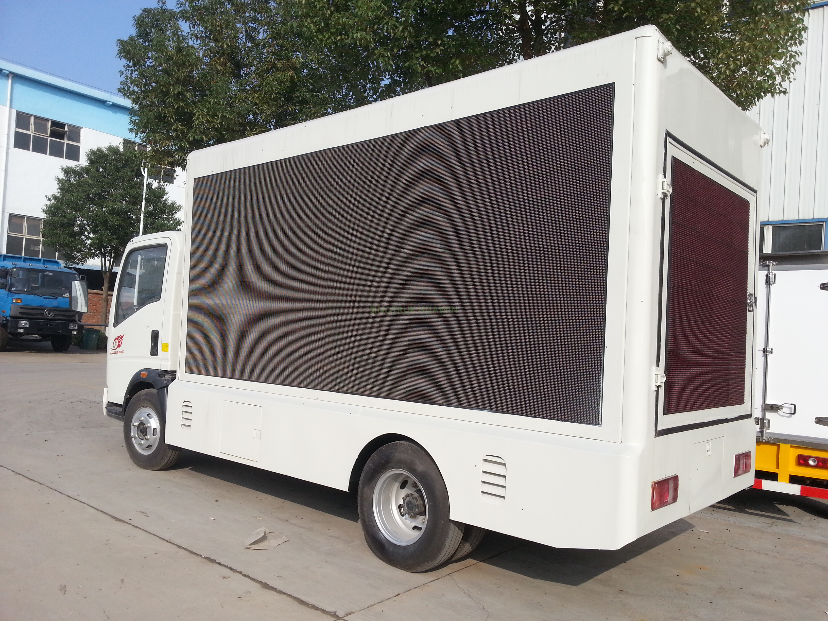SINOTRUK 4x2 Advertising LED Truck