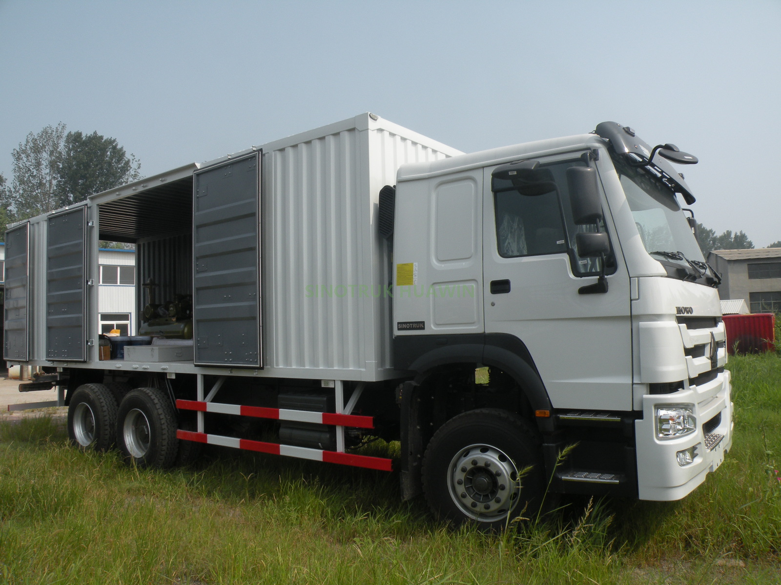 SINOTRUK HOWO Heavy Duty 6×4 Workshop Truck for sale