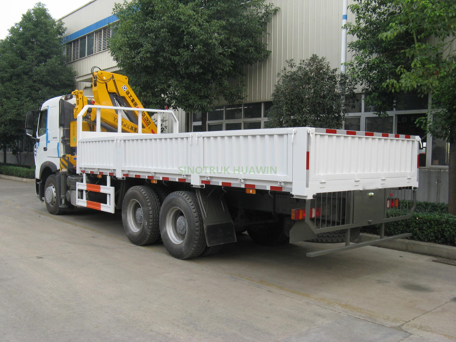 SINOTRUK HOWO A7 6x4 Crane Truck with XCMG 14T Crane